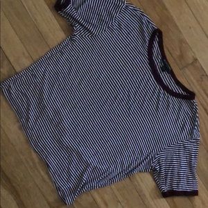 ⭕️Slightly cropped maroon and white tee